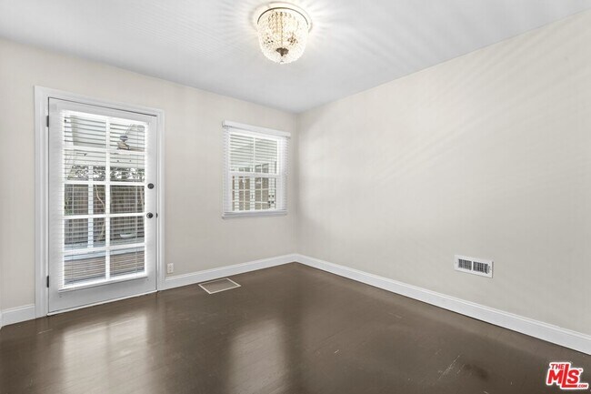 Building Photo - 5525 Matilija Ave