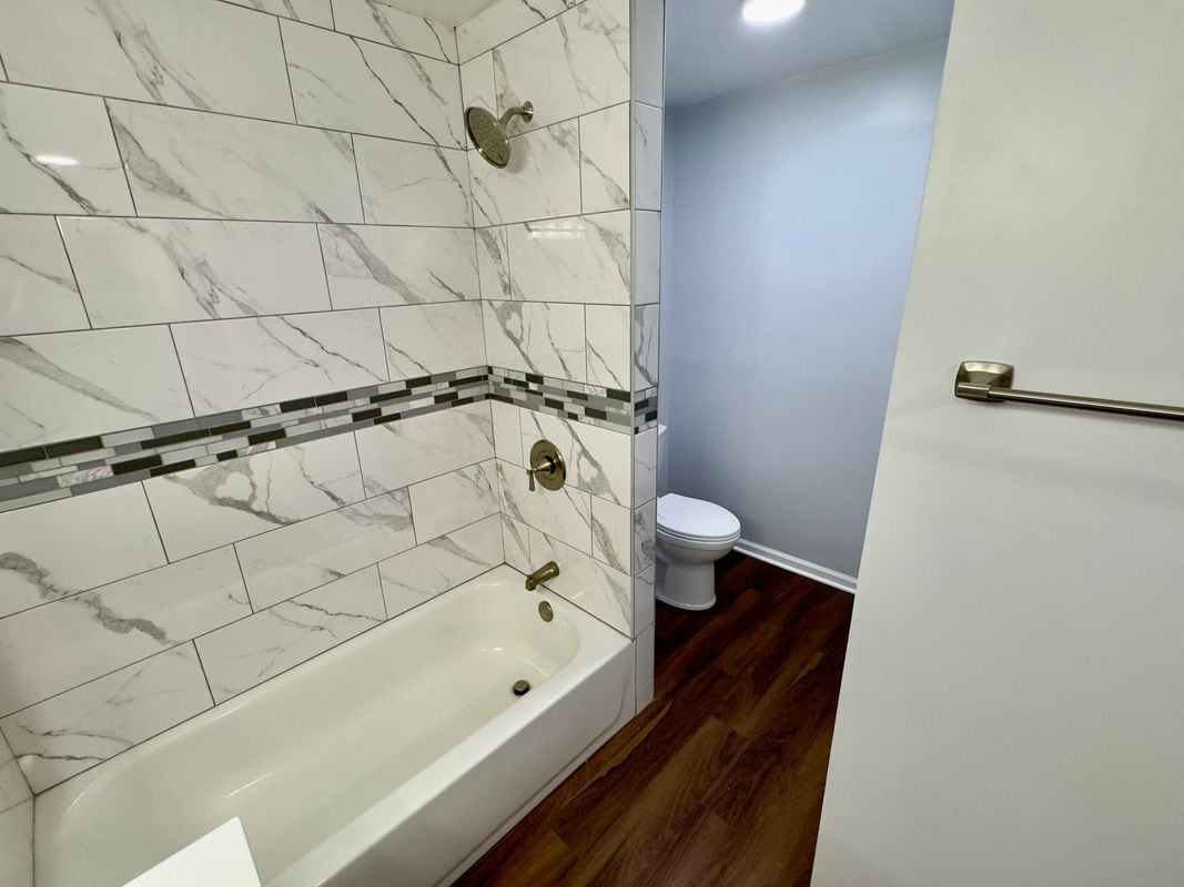 Building Photo - 1549 W Chicago Ave