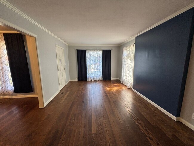 Building Photo - Perfect and Updated Rental close to TU!