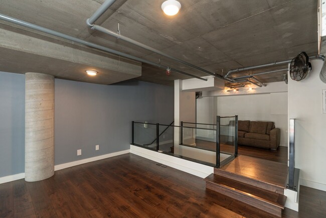 Building Photo - +++ LOOK NO FURTHER STUNNING 1BD LOFT WITH...