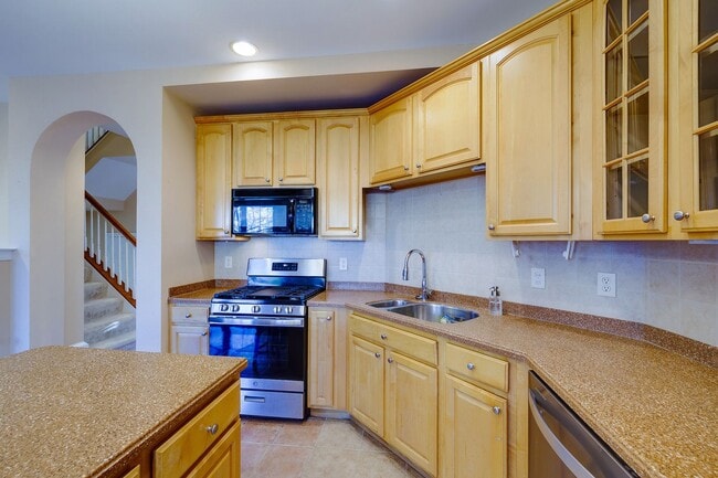 Building Photo - Luxury Townhome in the Heart of the Kentlands