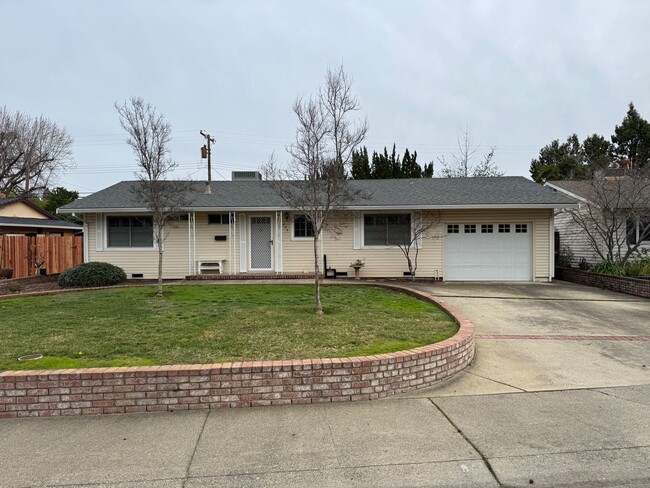 Primary Photo - Cute home in old Roseville with newer HVAC