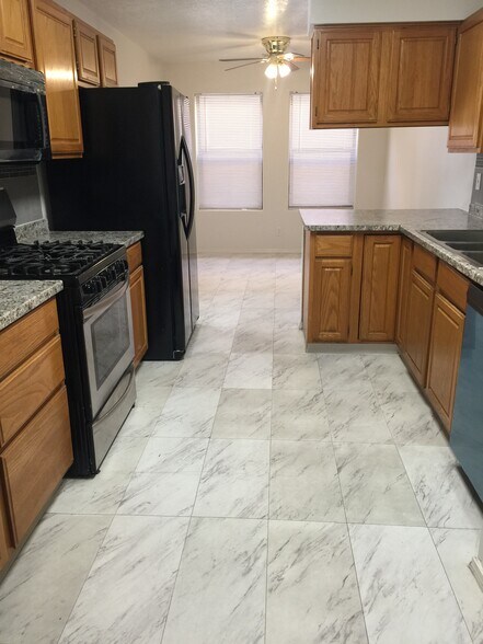 Building Photo - 609 Avenida Montoya NE