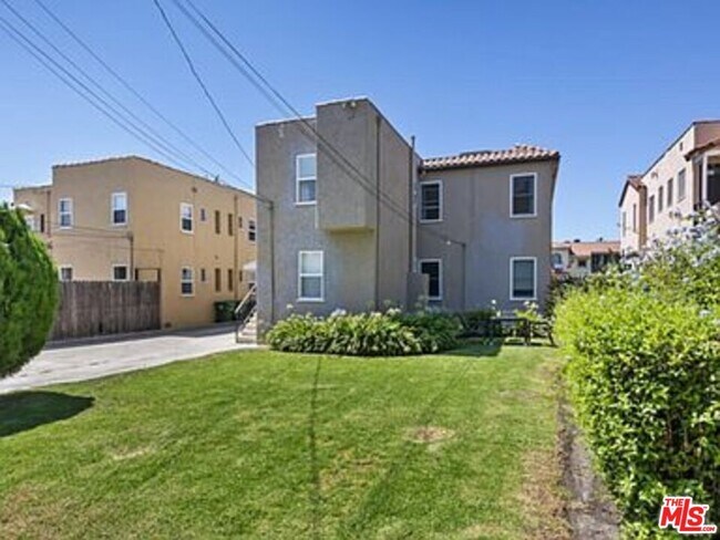 Building Photo - 840 S Curson Ave