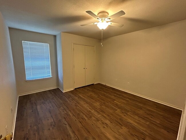 Building Photo - 10100 Valencia Dr