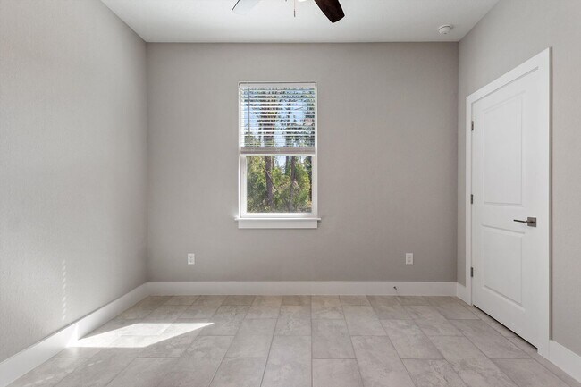 Building Photo - Deposit-Free! Get $1,000 OFF your first mo...
