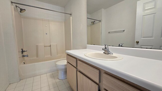Building Photo - Spacious 2 Bed, 2 Bath Condo in Gated Comm...