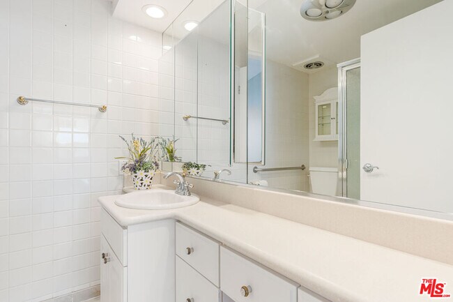 Building Photo - 818 N Doheny Dr