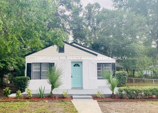 Primary Photo - Fully Renovated & Cozy 3 Bed/2 Bath with F...