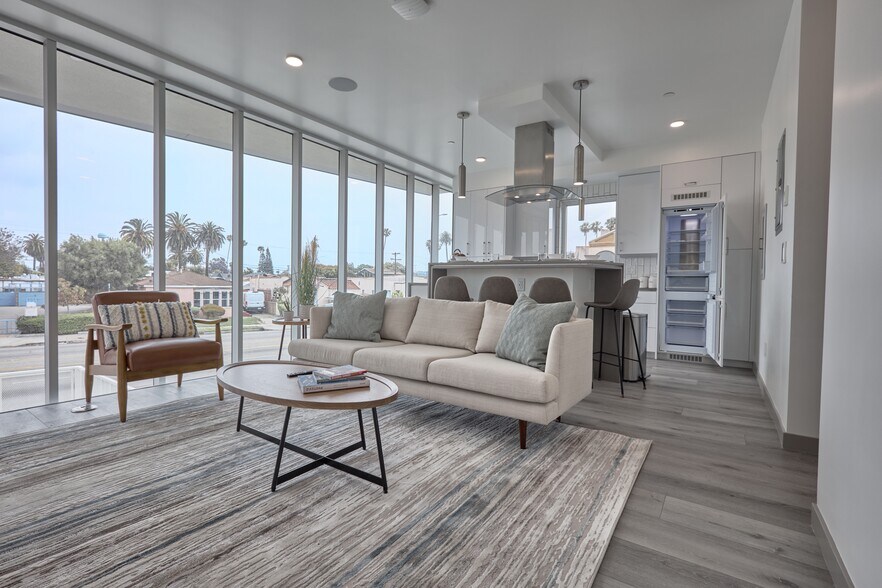 Building Photo - 2929 S La Brea Ave