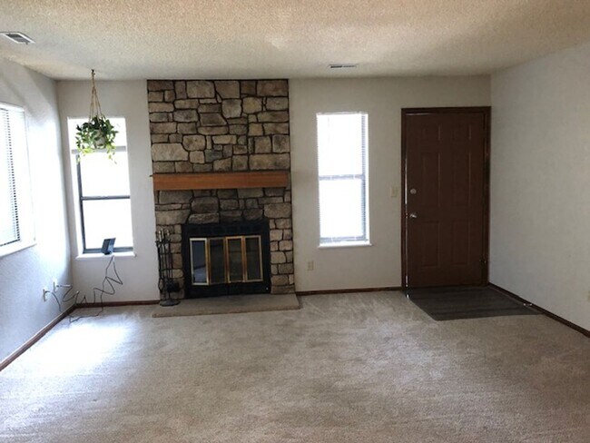 Building Photo - Spacious 1 bed/1bath/garage w fireplace.