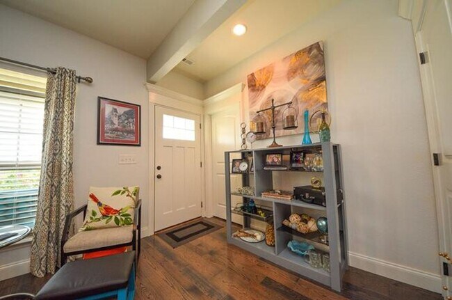 Building Photo - 3 Bedroom Beautiful Cleveland Home!