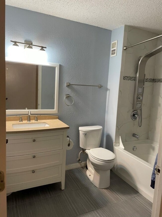 Building Photo - Beautiful Furnished 2/2 condo in Windsor Park
