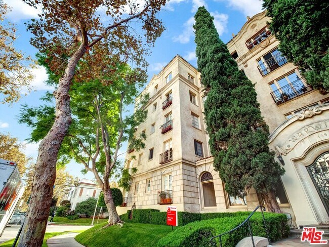 Building Photo - 109 N Sycamore Ave