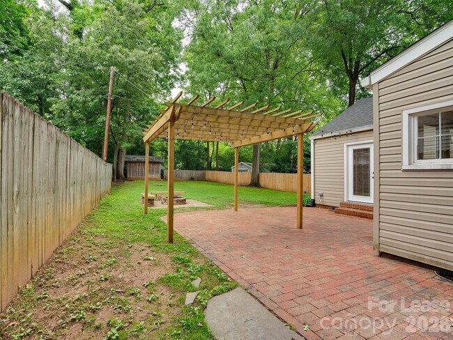 Building Photo - 2329 Kingsbury Dr