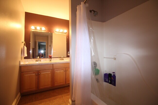 Building Photo - Spacious 3 Bedroom Home in Fort Walton Beach