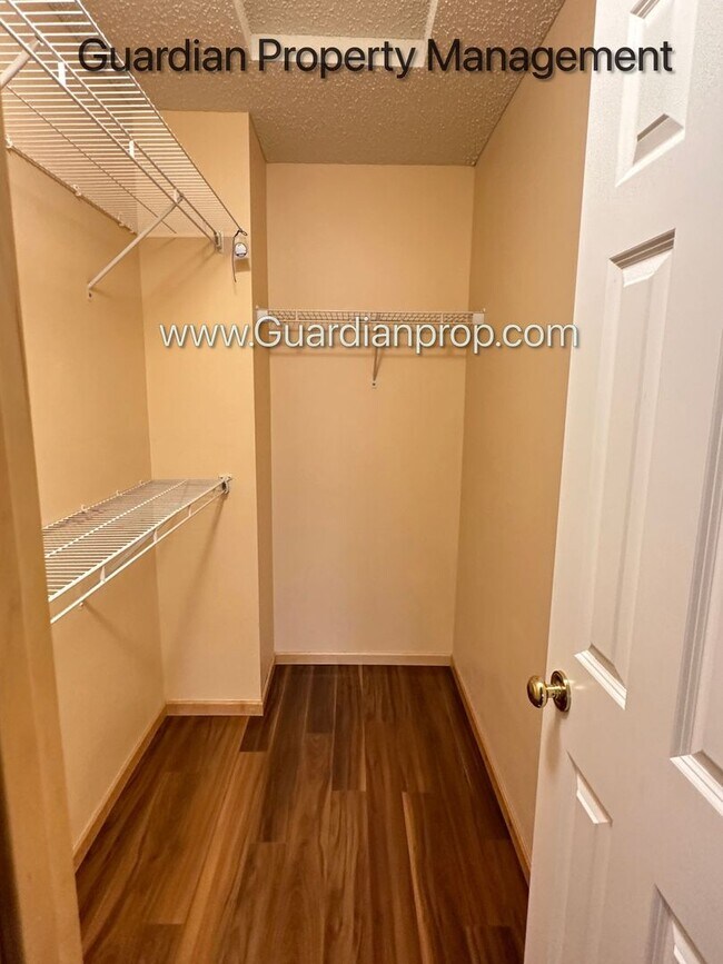 Building Photo - Maple Grove Town Home, 2 Car Garage, W/D, Balcony, Dishwasher, Avail June/July