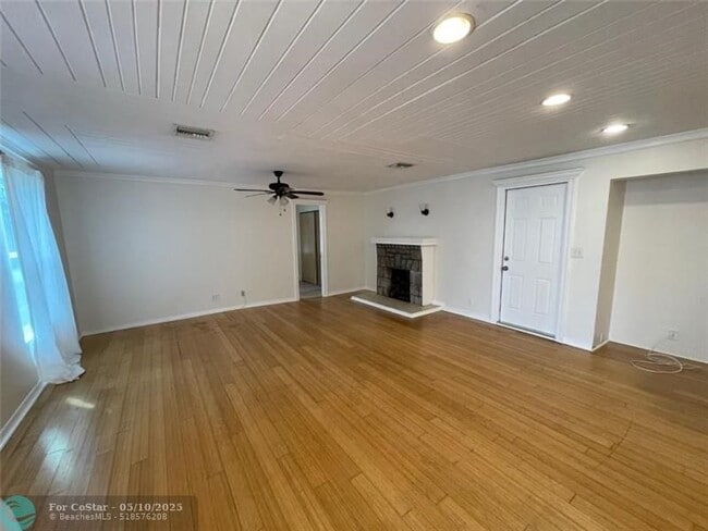 Building Photo - 550 SW 14th Ave