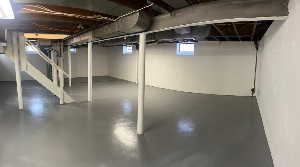 Building Photo - 1709 W Farnum Ave