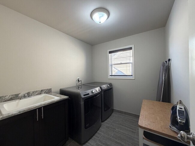 Building Photo - 13776 Grandeur Ave