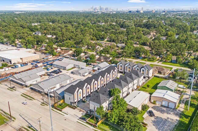 Building Photo - 1307 Oak Tree Dr
