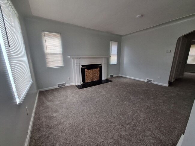 Building Photo - Charming 3 bedroom brick bungalow