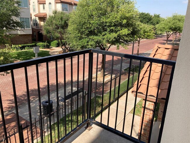 Building Photo - 2106 Main St