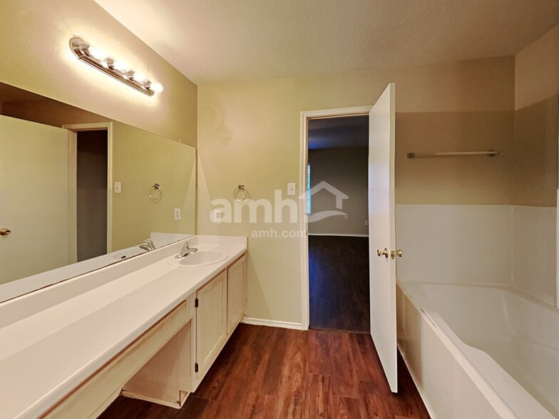 Building Photo - 4135 President's Dr W