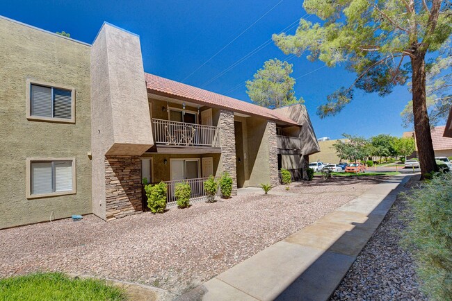 Building Photo - SINGLE BEDROOM CONDO IN GUARD GATED COMMUN...