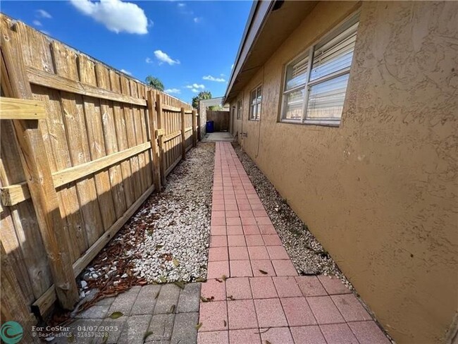 Building Photo - 353 SW 35th Ave