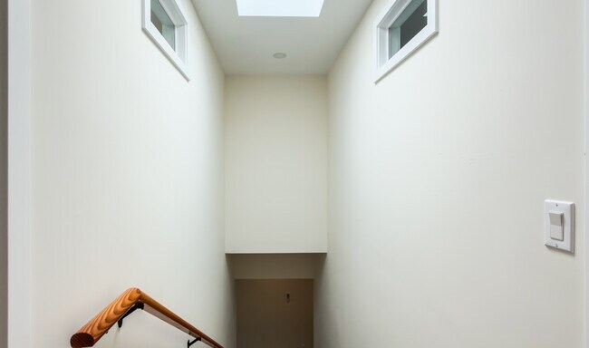 Building Photo - 1346  S Dunsmuir Ave -1/2