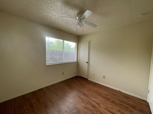 Building Photo - 2507 Sweet Clover Dr