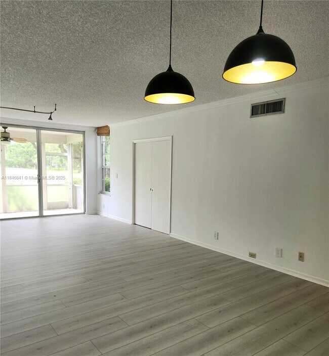 Building Photo - 545 Oaks Ln