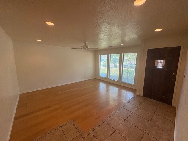 Building Photo - NW Reedley Home Near Shopping Center Rent ...
