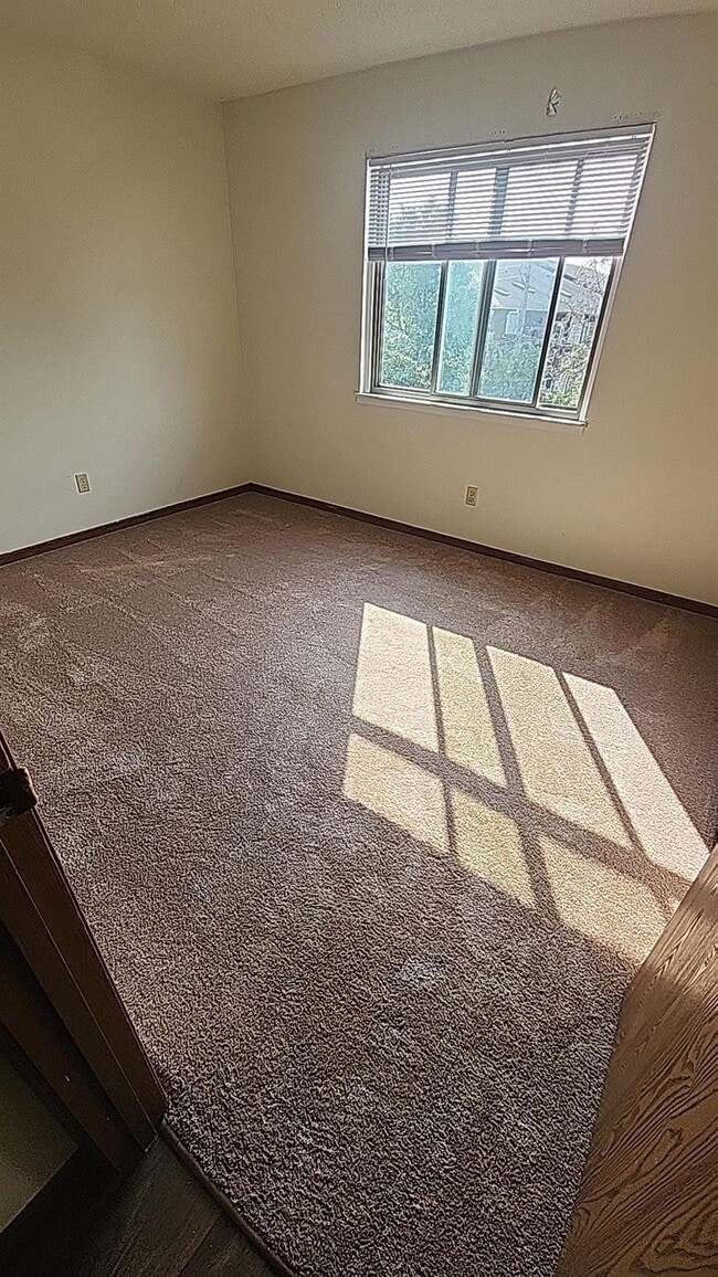 Building Photo - 418 S Van Buren St