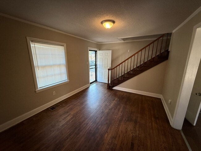 Building Photo - Great family-friendly home with 3 beds and...