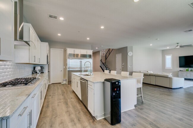 Building Photo - Luxury Rental with Mountain Views in Gated Henderson Community