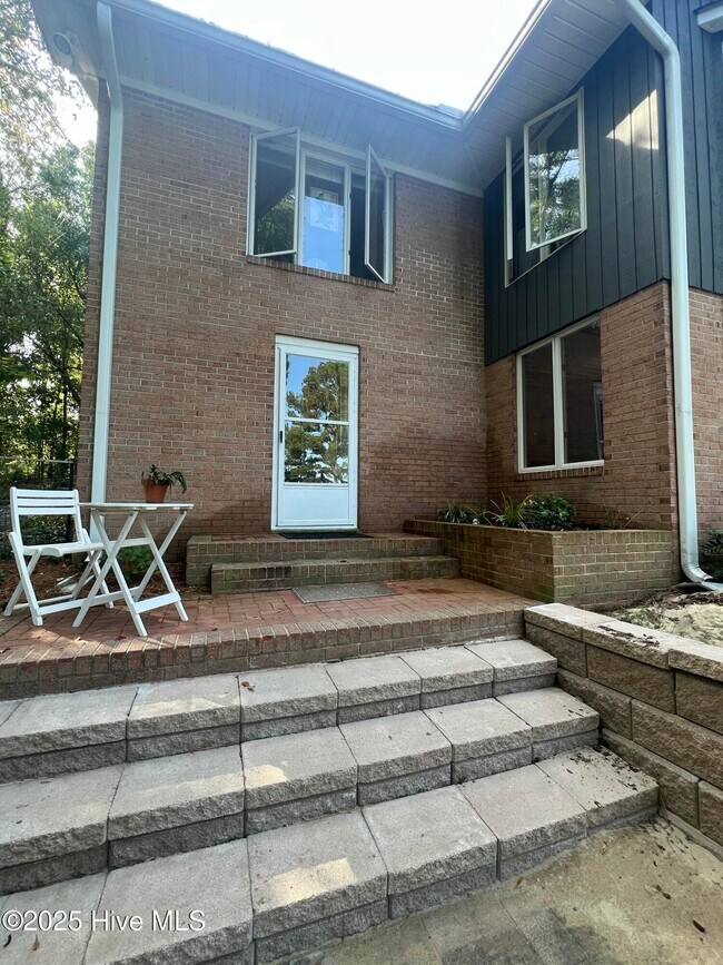 Primary Photo - 104 Rolling Hill Ct