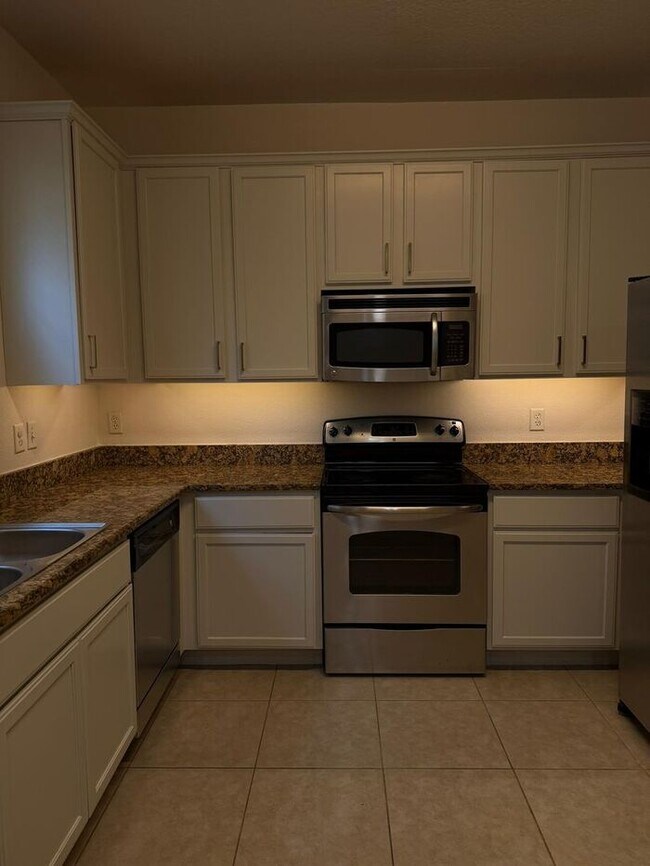 Building Photo - Beautifully Updated 3-Bedroom Townhouse in Kissimmee – Gated Community with Pool