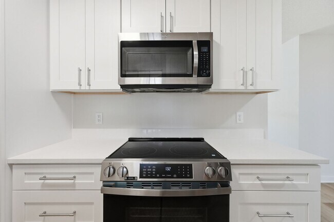 Building Photo - All Brick Home & Large Yard in Niceville!