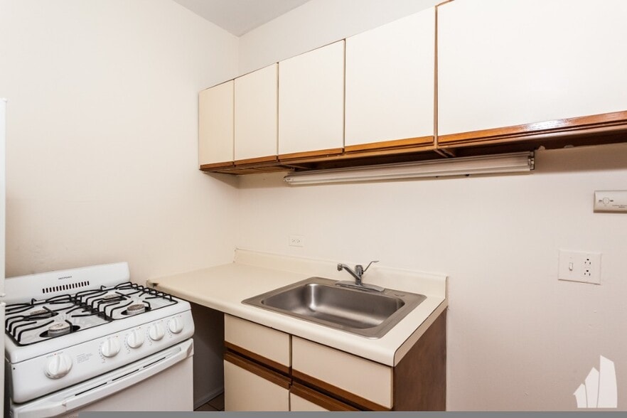 Building Photo - 800 W Cornelia Ave