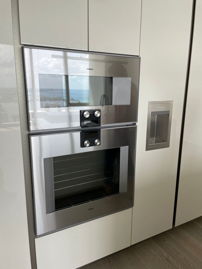 Building Photo - St. Regis Luxury 1bed and 1.5 bath Apartment Available