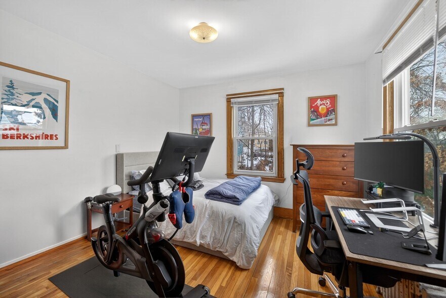 Building Photo - 27 South Crescent Circuit