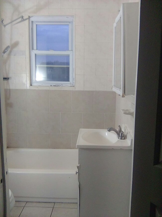 Building Photo - 89 Maple St