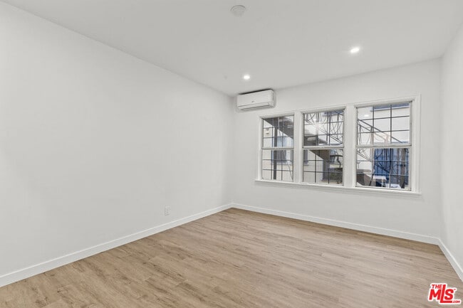 Building Photo - 542 N Genesee Ave