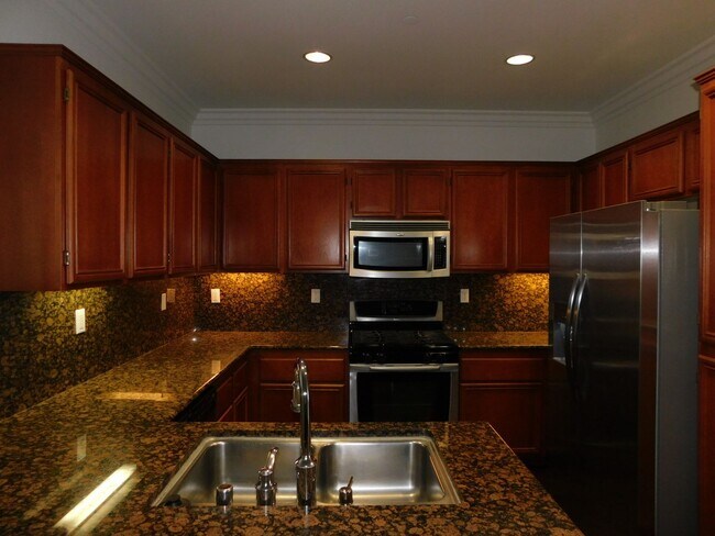 Building Photo - Beautiful 4 bed, 2.5 bath unit in Orange.