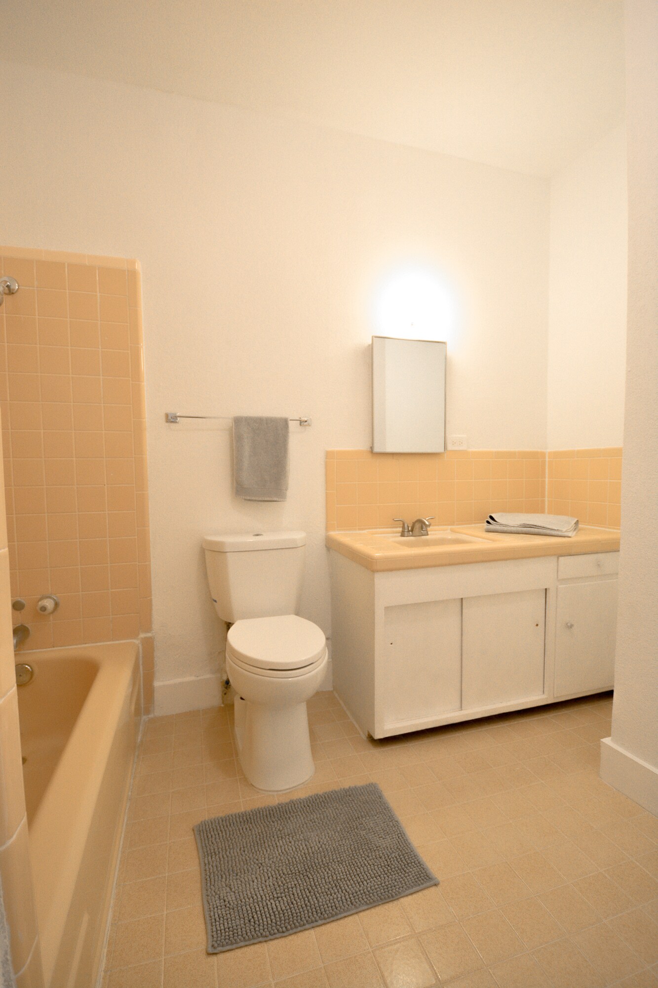 Building Photo - 814 W Russell Pl