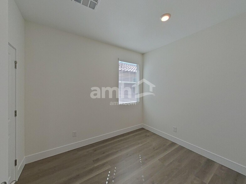 Building Photo - 901 English Primrose St