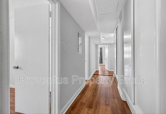 Building Photo - 8 Manor Dr