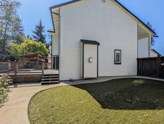 Building Photo - Beautifully maintained move-in ready 4-bed, 2.5-bath home with upgrades throughout!